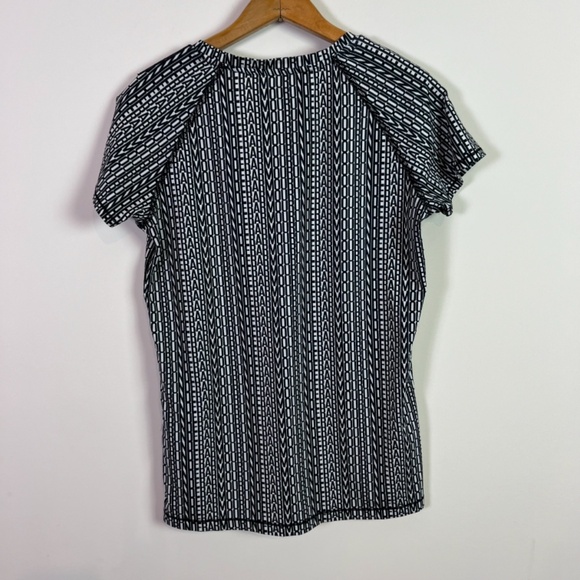 Under Armour Women’s Black and White V Neckline Active Tee Shirt Size Medium - Picture 4 of 4